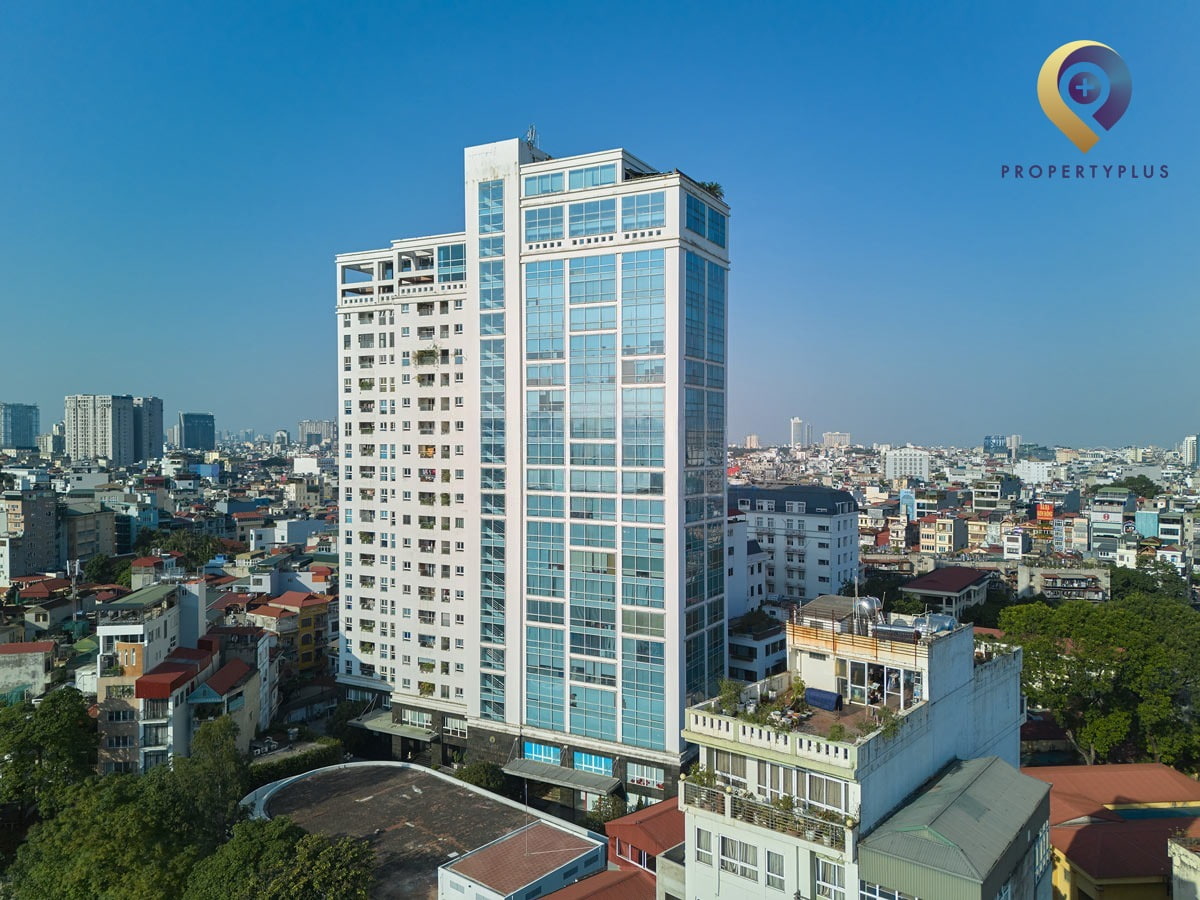 Tòa nhà C'Land nhìn từ trên cao với bầu trời xanh